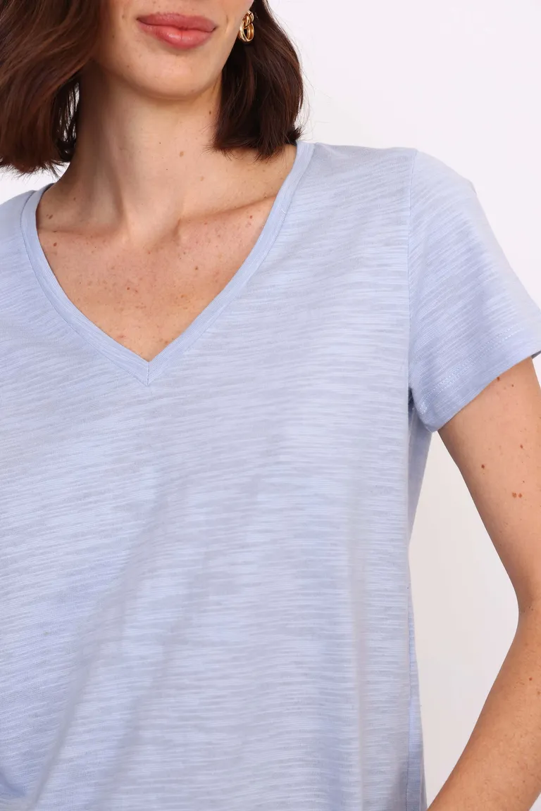 Remera básica de jersey flammé con escote en V para mujer de Yagmour en Remeras para argentina