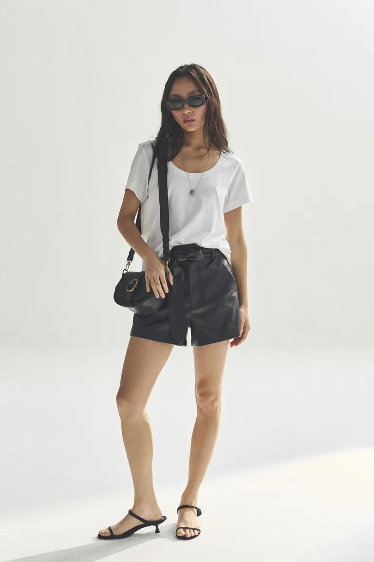 Remera de corte recto y manga corta con estilo minimalista de Akiabara en Remeras para argentina