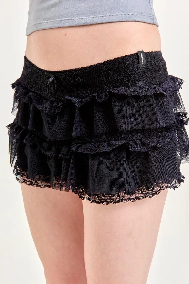 Shorts de encaje con volados y moño central ideal para un look femenino y casual de 47 Street en Shorts para argentina