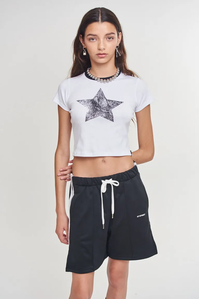 Remera de ribb blanca con estampa de estrella en el frente de 47 Street en Remeras para argentina