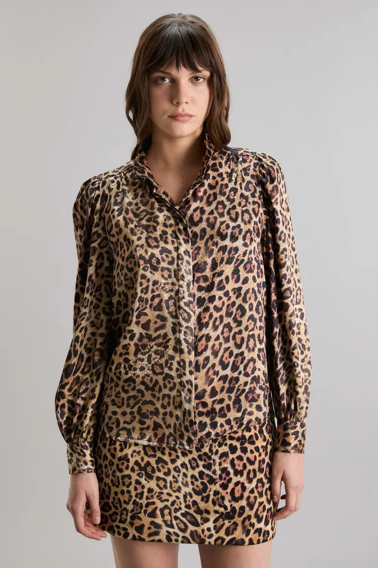 Camisa rock n roar con estampado de leopardo y detalles en el cuello y la manga de Kosiuko en Camisas para argentina