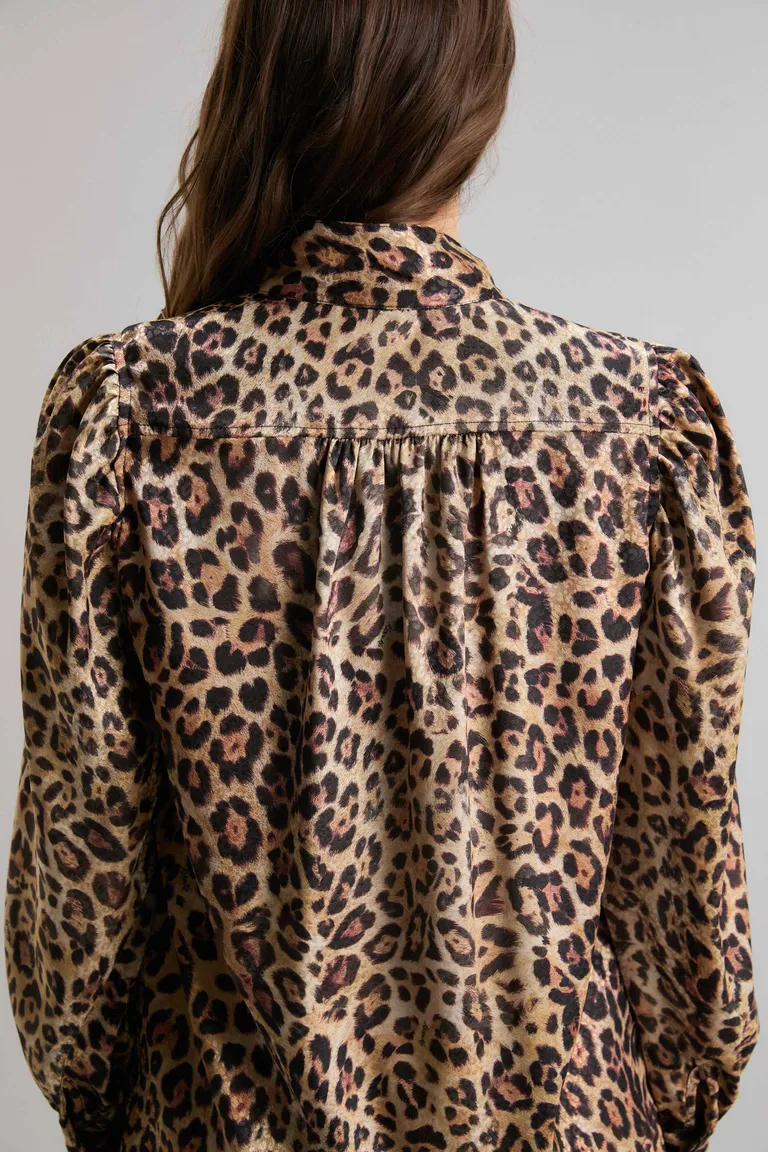 Camisa rock n roar con estampado de leopardo y detalles en el cuello y la manga de Kosiuko en Camisas para argentina