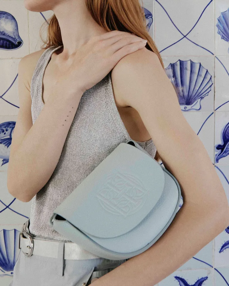 Sofisticada cartera pequeña de cuero con detalles grabados de Prüne en Bolsos y Carteras para argentina