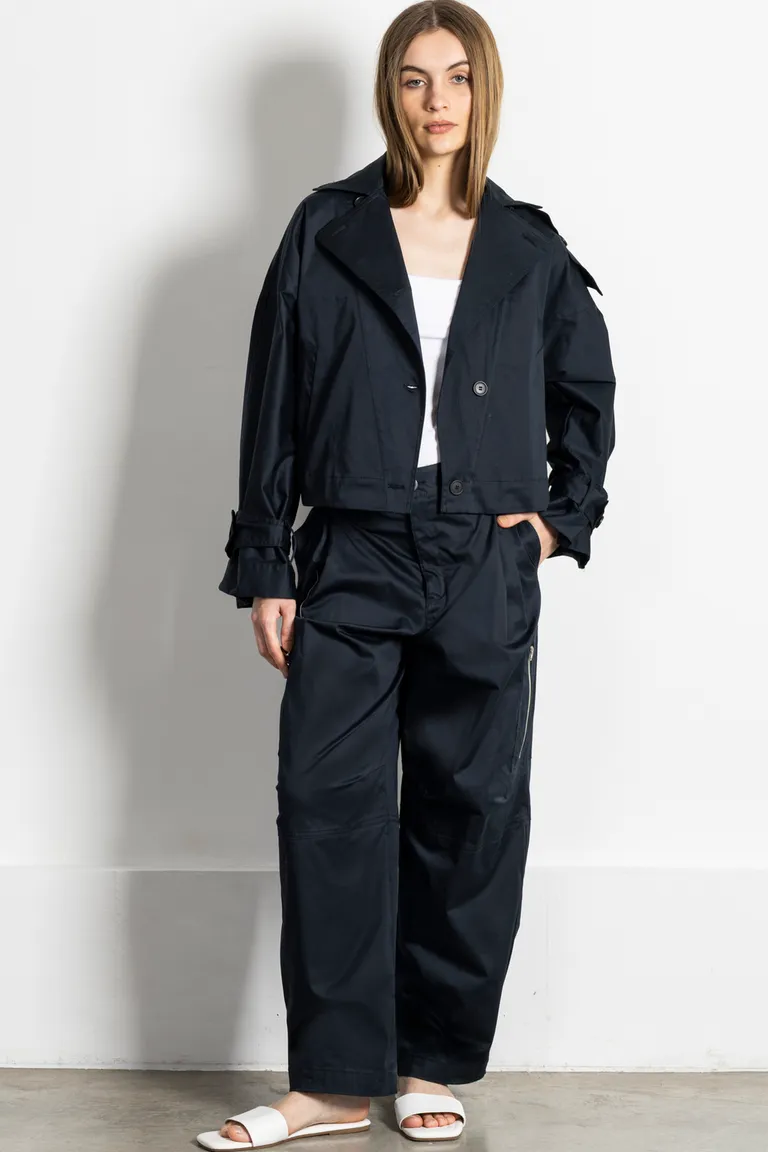Chaqueta estilo trench en color negro, de corte cuadrado y amplio, con charreteras y bolsillos de Kill en Chaquetas para argentina