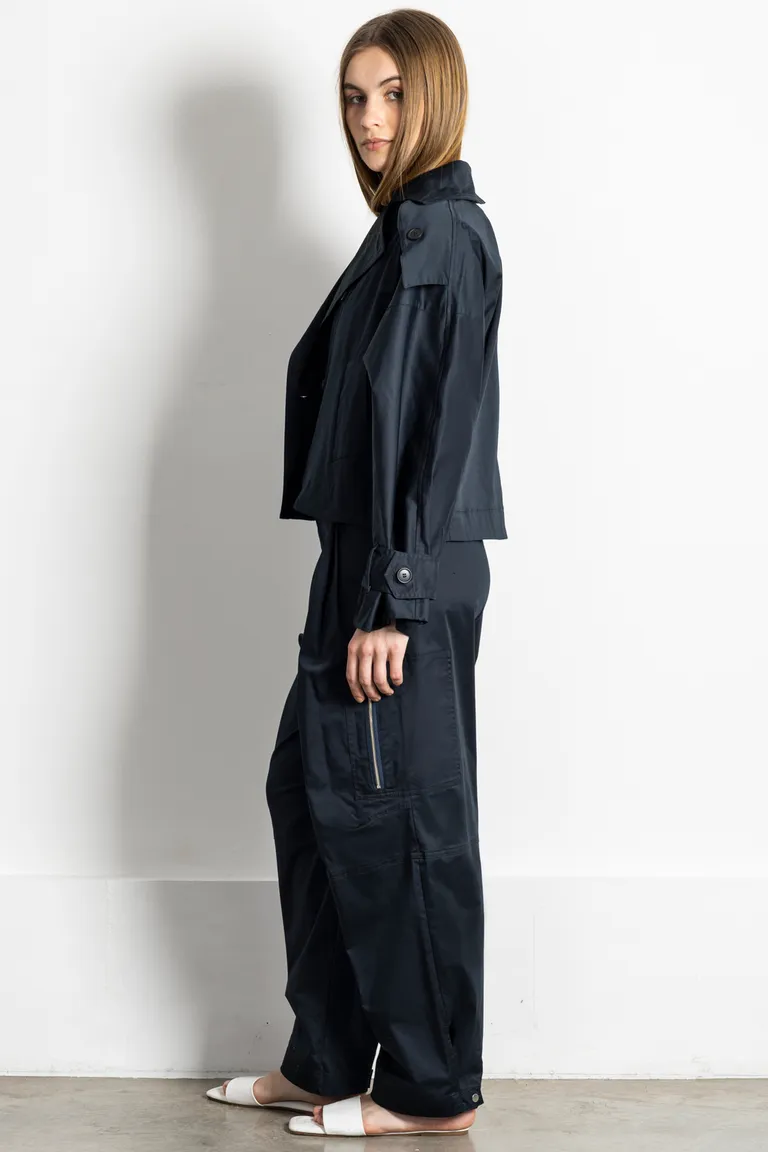 Chaqueta estilo trench en color negro, de corte cuadrado y amplio, con charreteras y bolsillos de Kill en Chaquetas para argentina