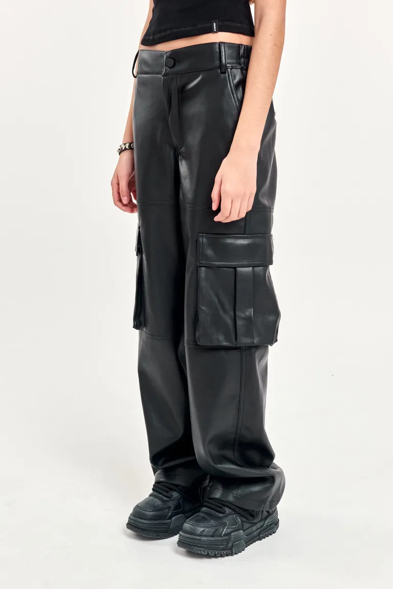 Pantalón de efecto piel con bolsillos cargo y cintura elástica para un estilo urbano y femenino de 47 Street en Pantalones para argentina