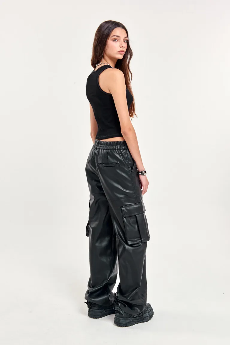 Pantalón de efecto piel con bolsillos cargo y cintura elástica para un estilo urbano y femenino de 47 Street en Pantalones para argentina