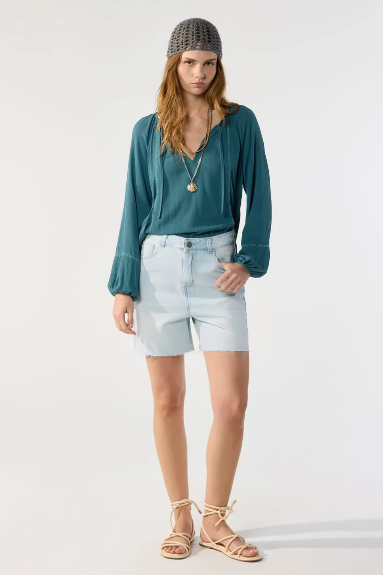 Shorts de denim de tiro alto con lavado bleach y roturas de Cuesta Blanca en Shorts para argentina