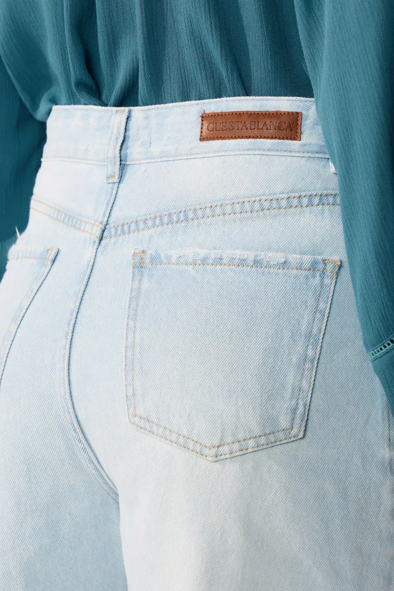 Shorts de denim de tiro alto con lavado bleach y roturas de Cuesta Blanca en Shorts para argentina
