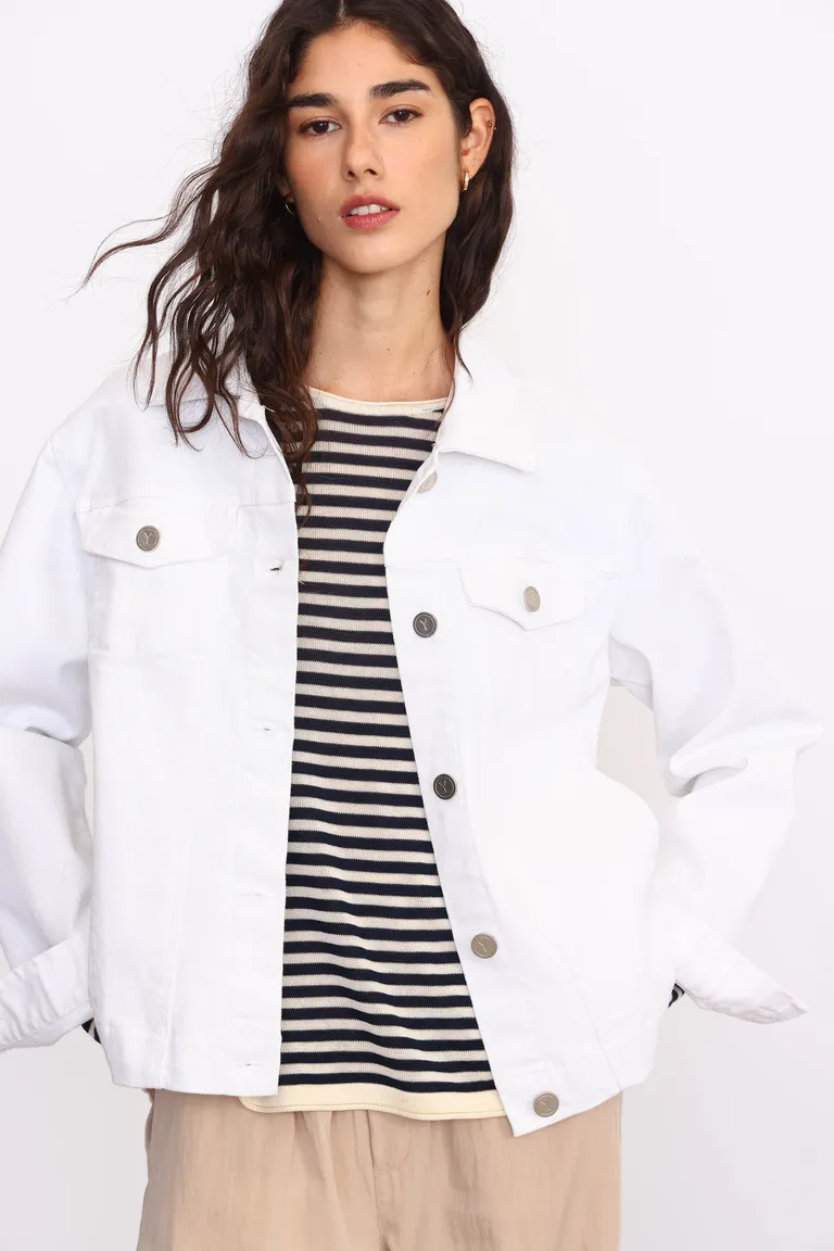 Chaqueta de gabardina blanca de corte holgado con bolsillos y botones metálicos de Yagmour en Chaquetas para argentina