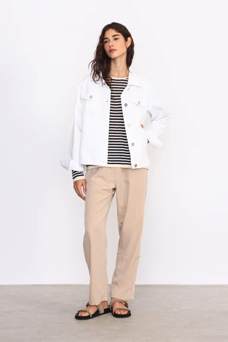 Chaqueta de gabardina blanca de corte holgado con bolsillos y botones metálicos de Yagmour en Chaquetas para argentina