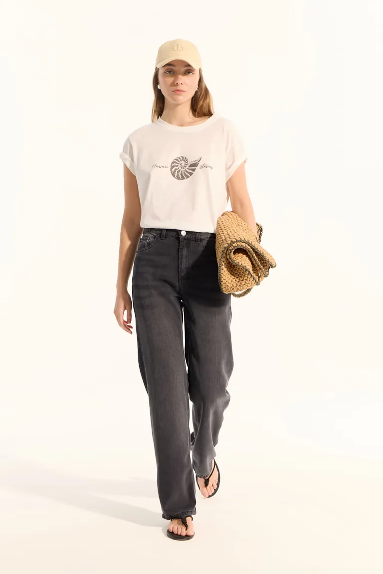 Remera de manga corta con estampa central elegante y diseño moderno de Portsaid en Remeras para argentina