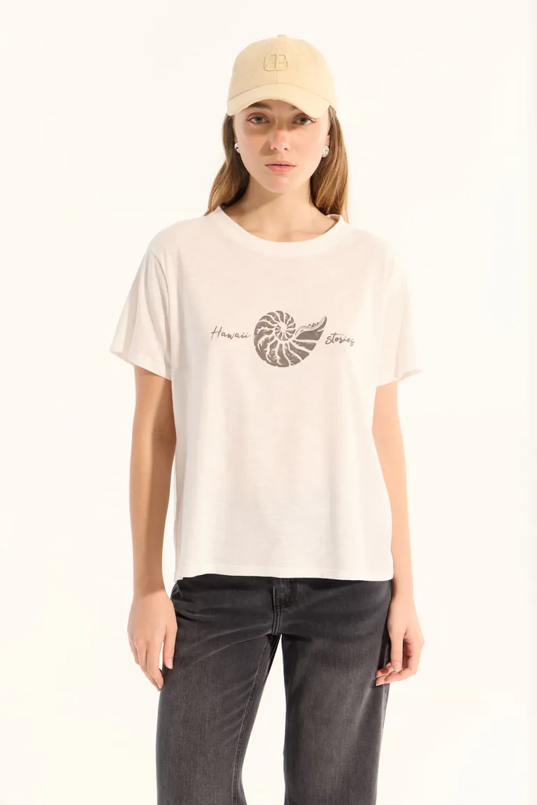 Remera de manga corta con estampa central elegante y diseño moderno de Portsaid en Remeras para argentina