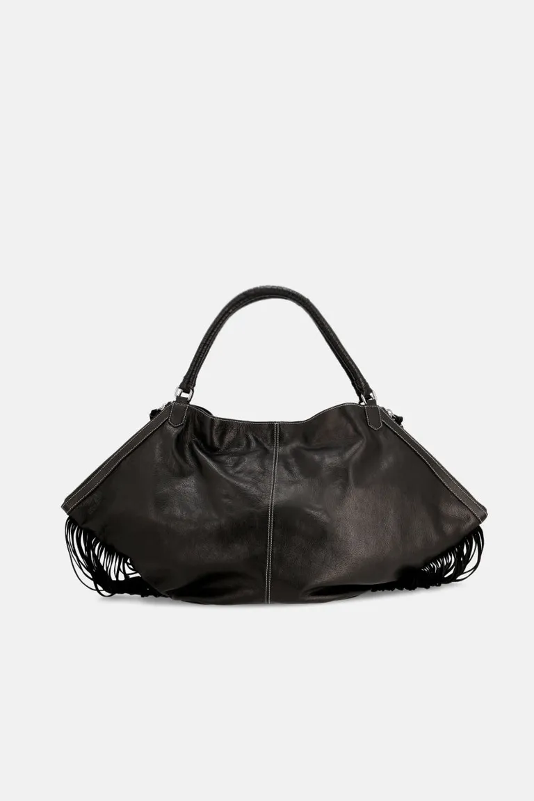 Bolso de cuero negro con detalles de flecos para un look urbano y moderno de Justaosadia en Bolsos y Carteras para argentina