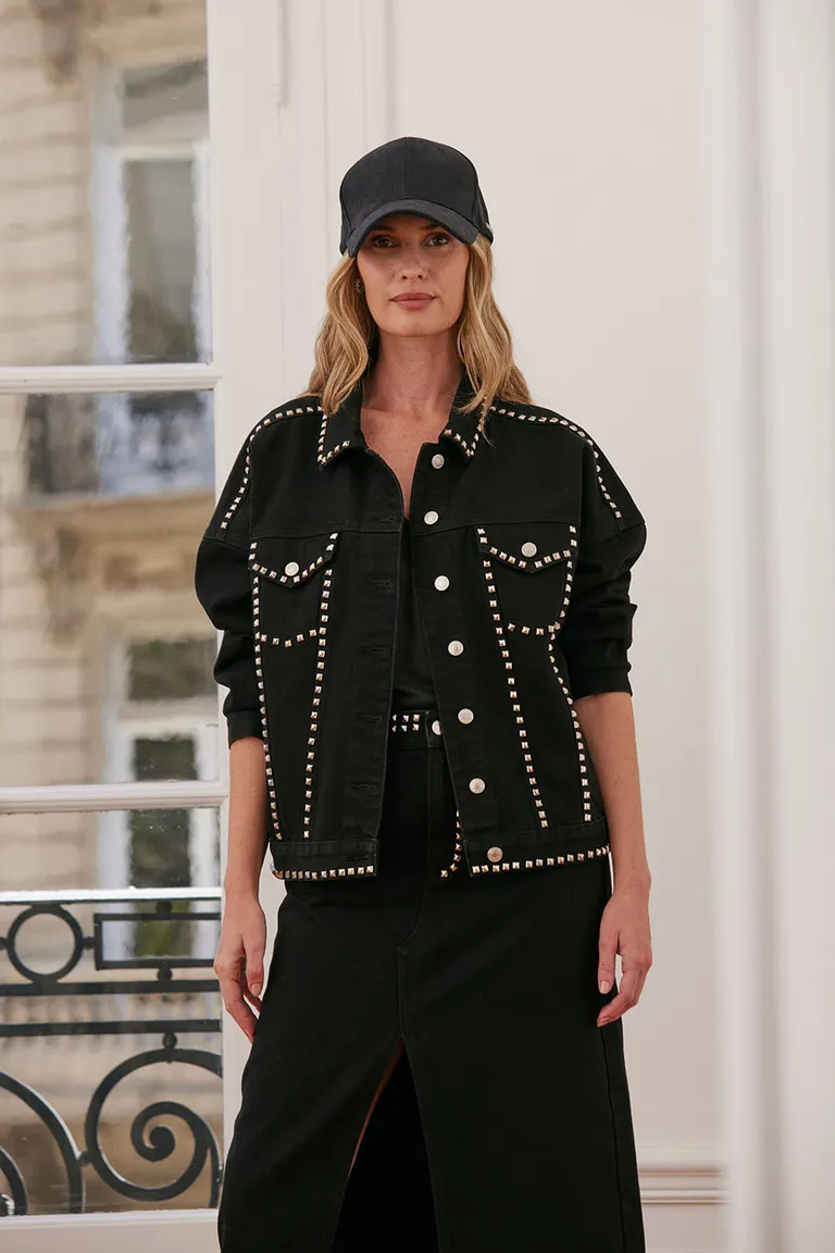 Campera negra oversize con tachas, diseño chic y versátil para diferentes looks de Indiastyle en Chaquetas para argentina