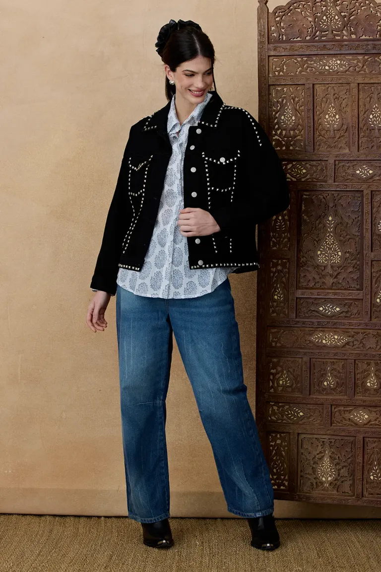 Campera negra oversize con tachas, diseño chic y versátil para diferentes looks de Indiastyle en Chaquetas para argentina