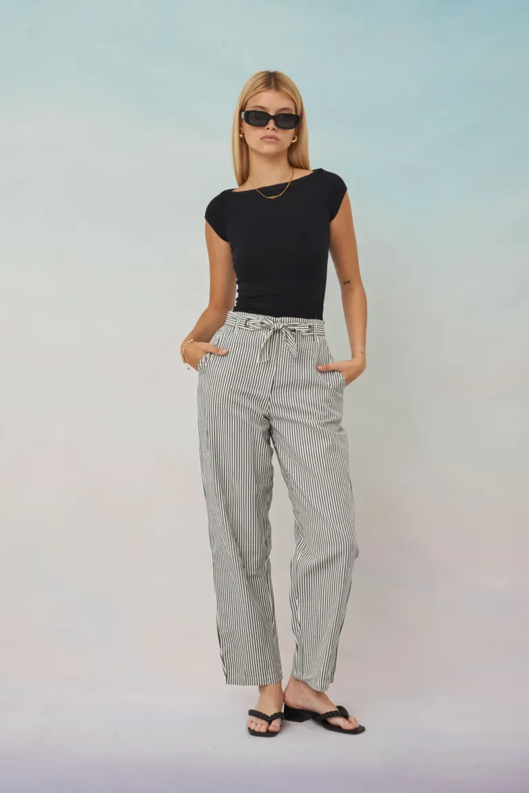 Pantalón de corte recto con cintura alta en gris - Elegancia y comodidad en una sola prenda de Apricot en Pantalones para argentina