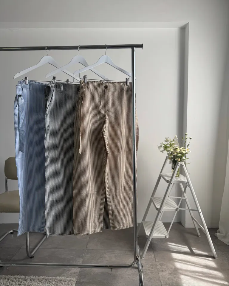 Pantalón de corte recto con cintura alta en gris - Elegancia y comodidad en una sola prenda de Apricot en Pantalones para argentina