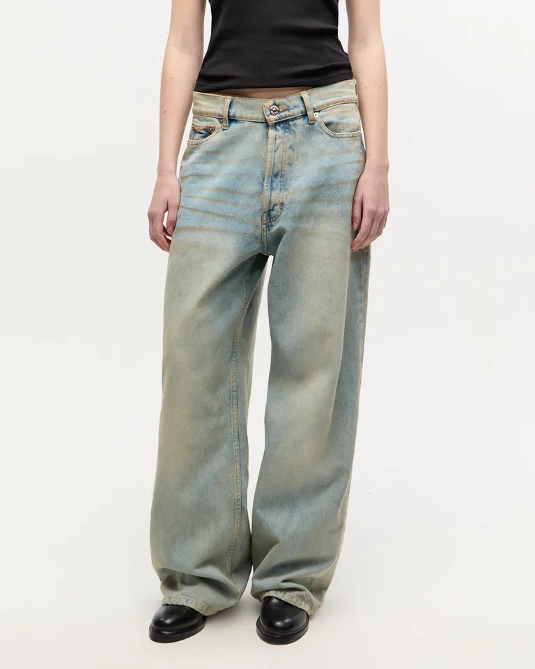Pantalones de corte ancho en denim celeste súper claro con detalles de bigotes de Ay Not Dead en Pantalones para argentina