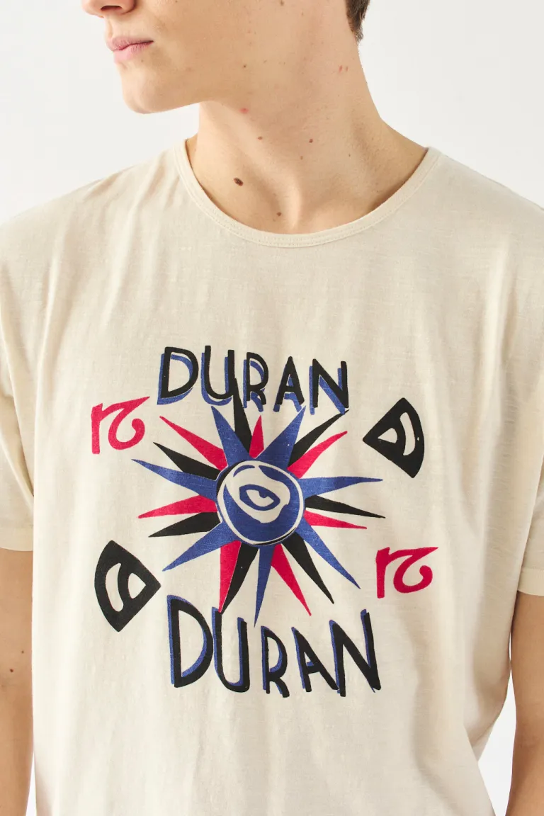 Remera beige con estampado gráfico en diseño casual y moderno de Bensimon en Remeras y Polos para argentina