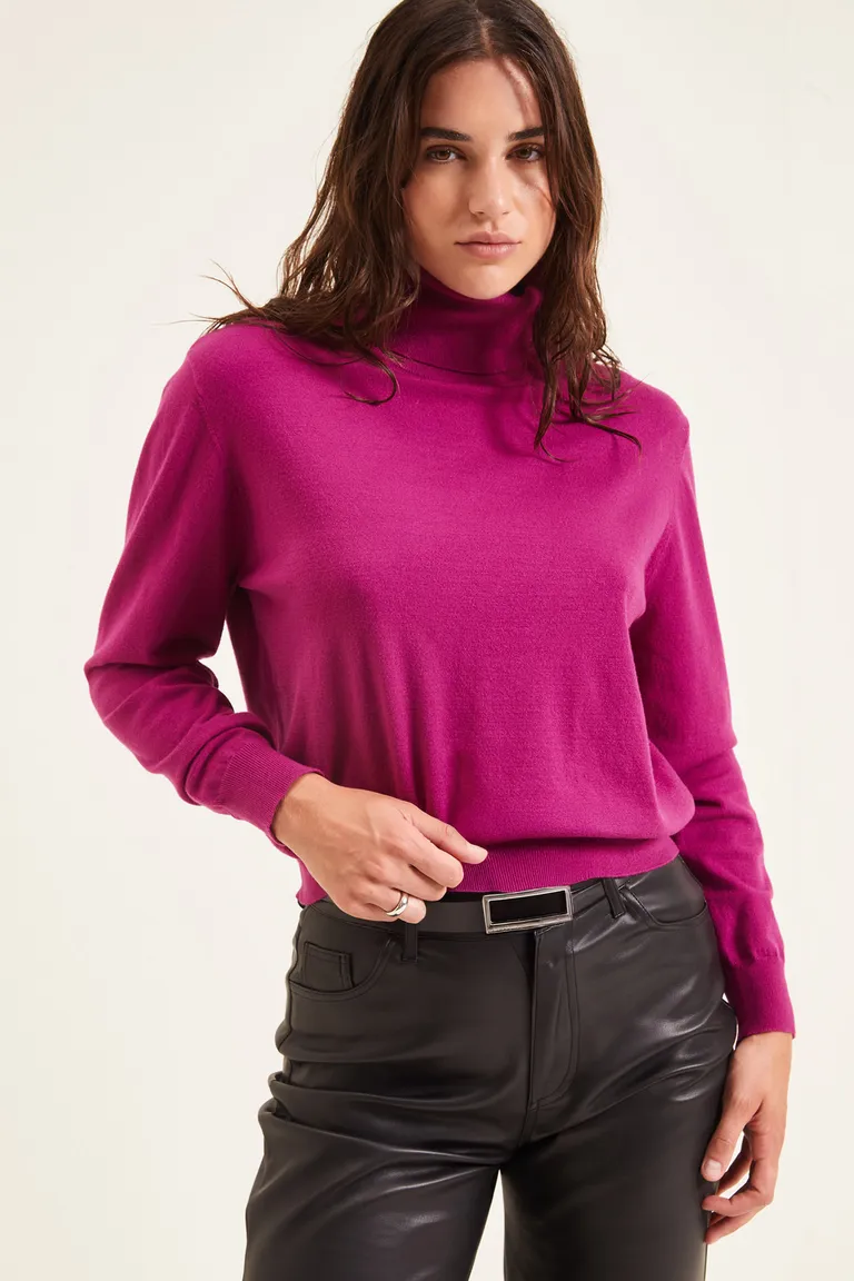 Polera de cuello alto tejido con mangas largas y puños ajustados de Cuesta Blanca en Buzos y Sweaters para argentina