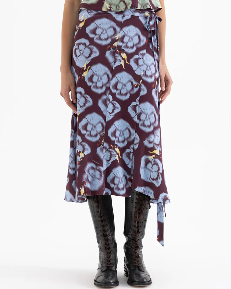 Pollera midi tipo portafolio con diseño estampado, detalle de volados en el bajo y ajuste con lazo de Jazmin Chebar en Faldas para argentina