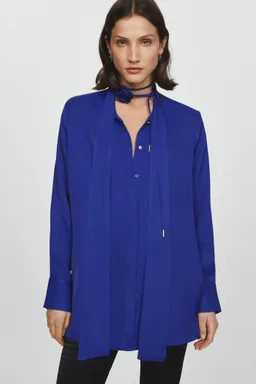 Blusa satinada choker flor de Mango en Blusas para argentina