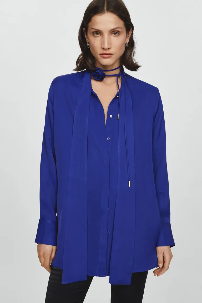 Blusa satinada choker flor de Mango en Blusas para argentina