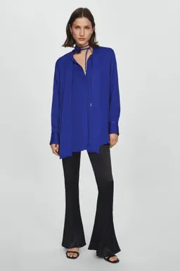 Blusa satinada choker flor de Mango en Blusas para argentina
