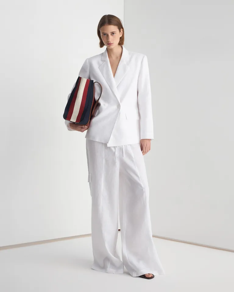 Blazer de lino blanco con silueta amplia y estructura suave de Prüne en Blazers para argentina