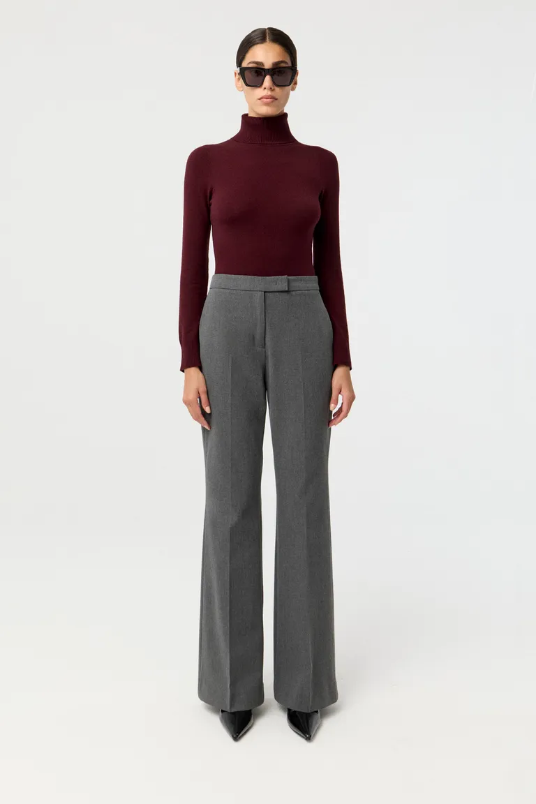 Polera tejida de cuello alto con mangas largas y calce anatómico de Markova en Buzos y Sweaters para argentina