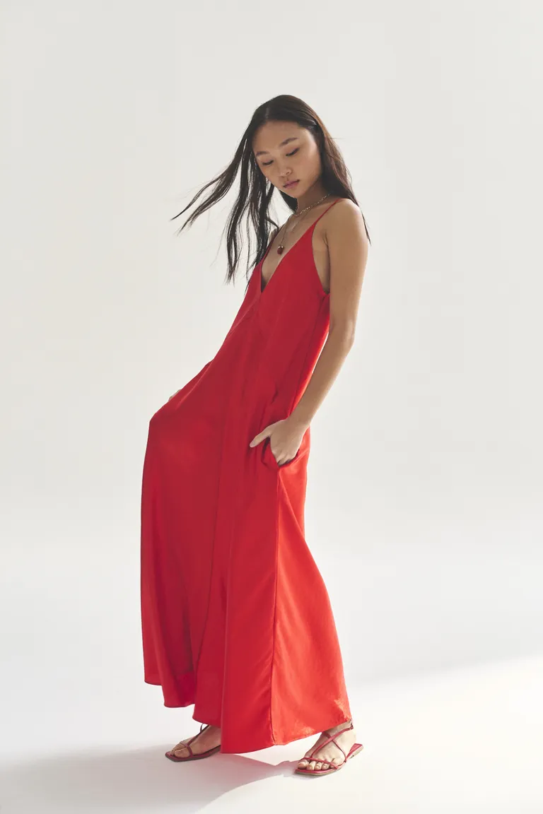 Vestido largo rojo con diseño elegante y caída fluida para ocasiones especiales de Akiabara en Vestidos para argentina