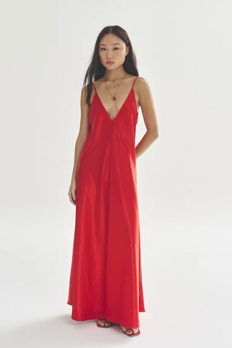 Vestido largo rojo con diseño elegante y caída fluida para ocasiones especiales de Akiabara en Vestidos para argentina