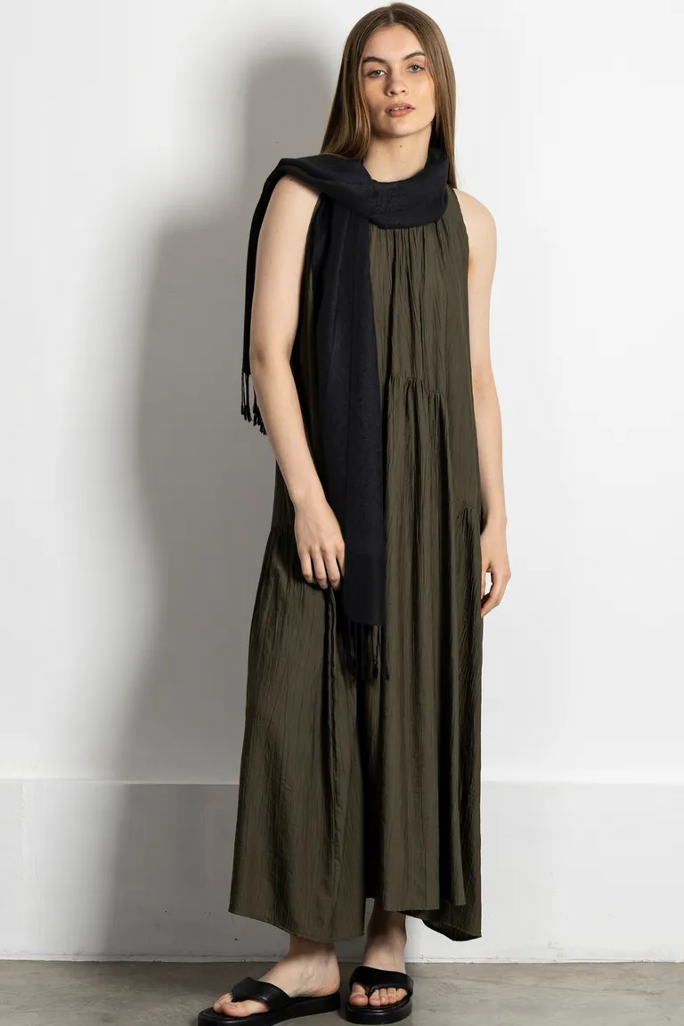 Vestido largo sin mangas de pliegues en color verde oliva para mujer de Kill en Capas y Ponchos para argentina