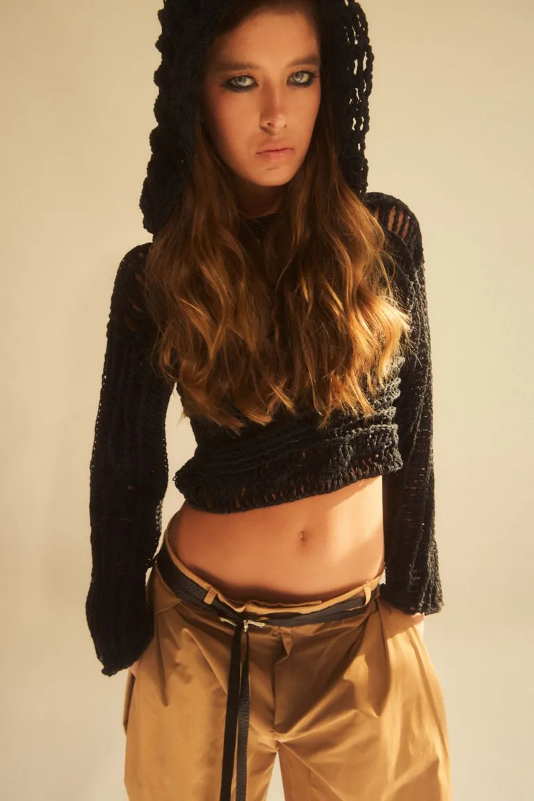 Suéter de punto marrón con detalles texturizados - Prenda versátil y de tendencia de Allo Martinez en Buzos y Sweaters para argentina