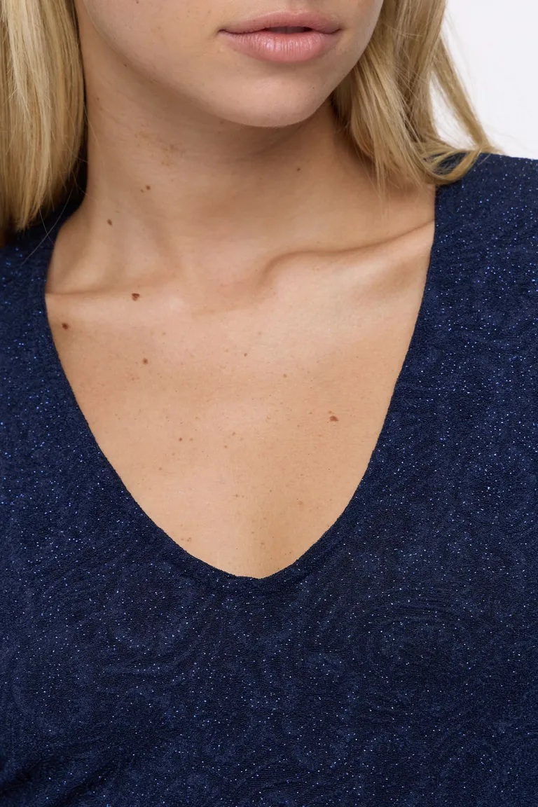 Remera manga larga con escote en V y textura sutil de Cuesta Blanca en Remeras para argentina