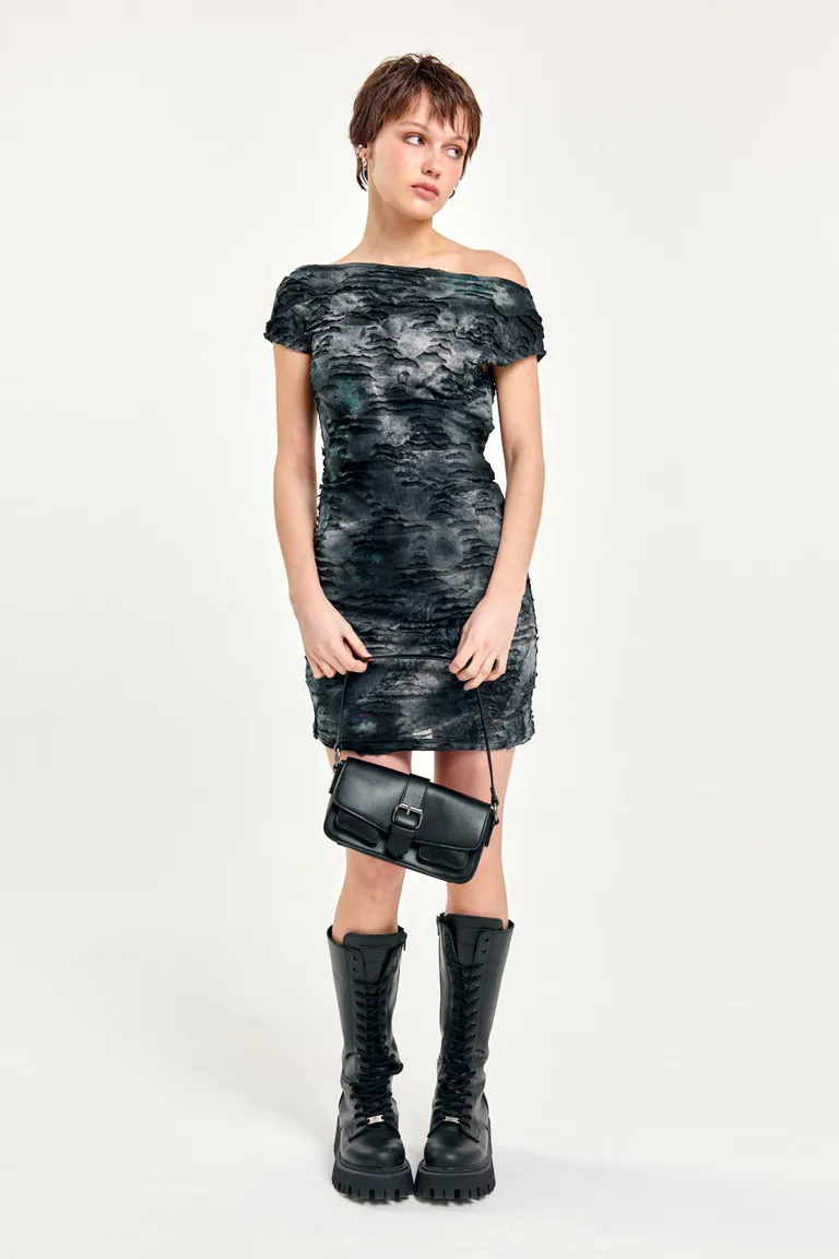 Vestido corto con mangas asimétricas y textura batik que resalta la figura de 47 Street en Vestidos para argentina