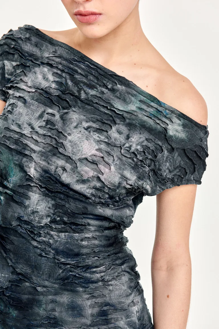 Vestido corto con mangas asimétricas y textura batik que resalta la figura de 47 Street en Vestidos para argentina