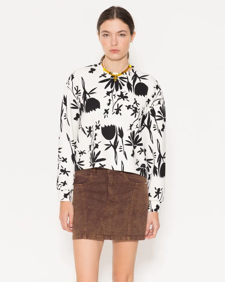 Buzo estampado en blanco y negro con diseño floral y ajuste confortable de Jazmin Chebar en Buzos y Sweaters para argentina