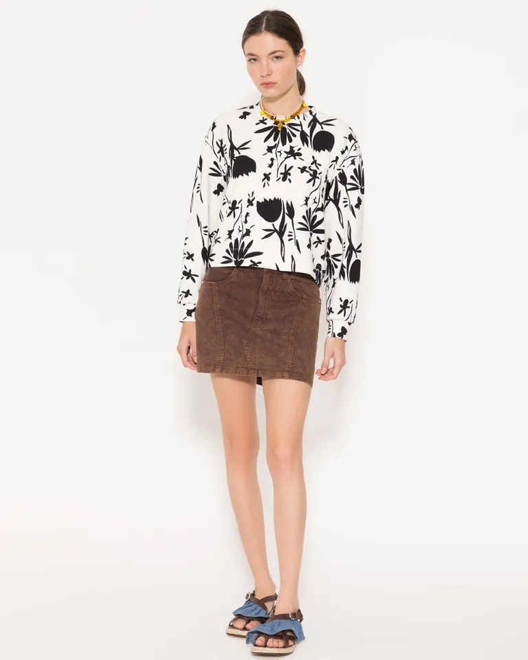 Buzo estampado en blanco y negro con diseño floral y ajuste confortable de Jazmin Chebar en Buzos y Sweaters para argentina