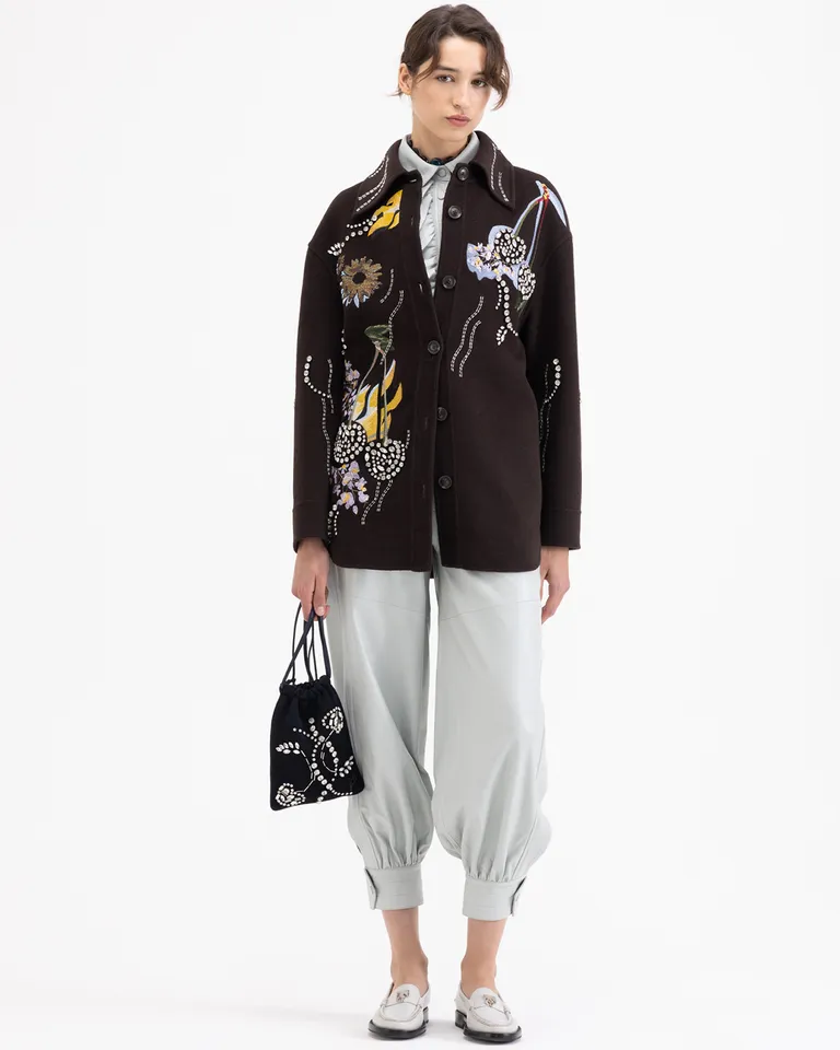 Chaqueta con bordados artesanales y detalles en pedrería sobre delantero y mangas con cierre frontal de botones de Jazmin Chebar en Chaquetas para argentina