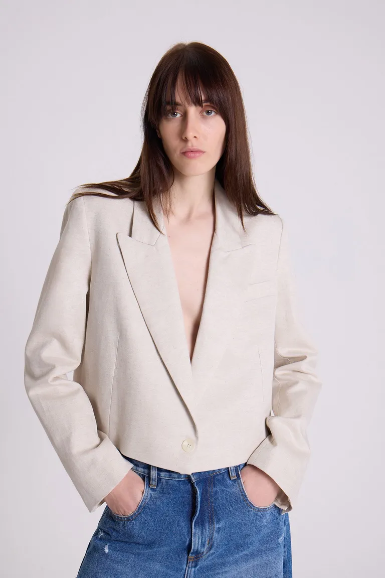 Saco corto de corte estructurado con cruce doble y solapas amplias en tono beige de Maria Cher en Chaquetas para argentina