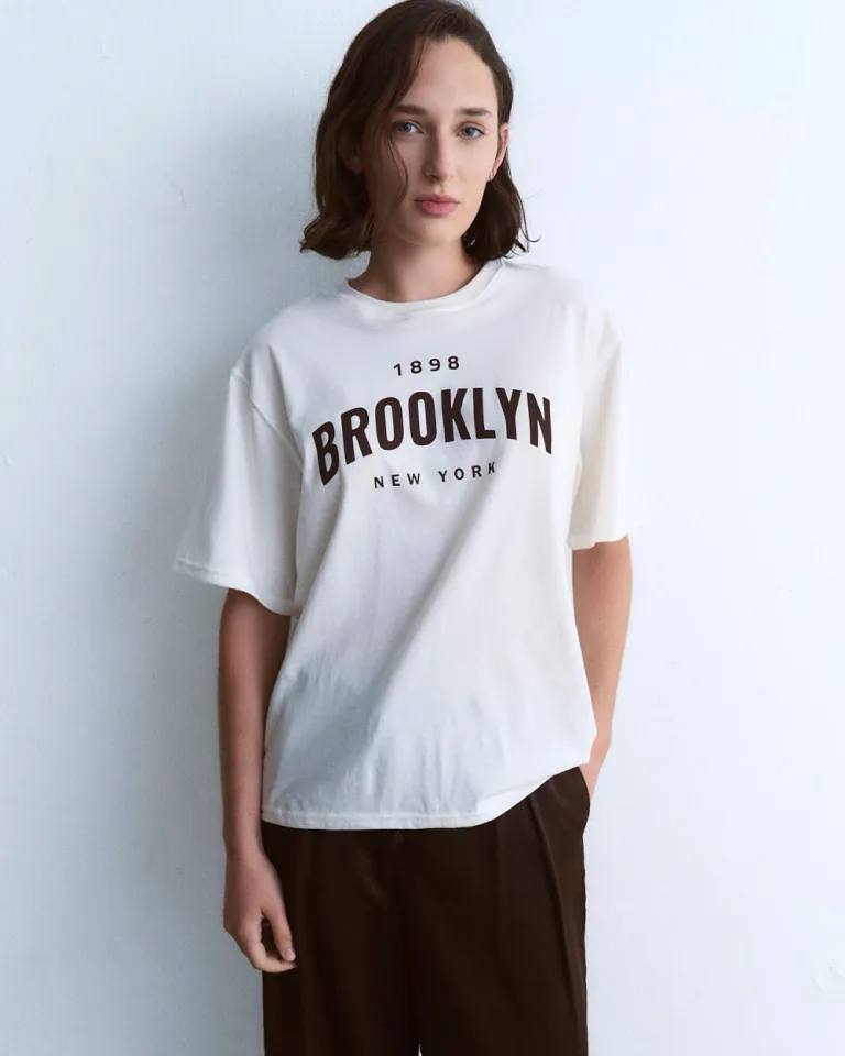 Remera oversized negra con estampa y bordado en la espalda para mujer de Sky en Remeras para argentina