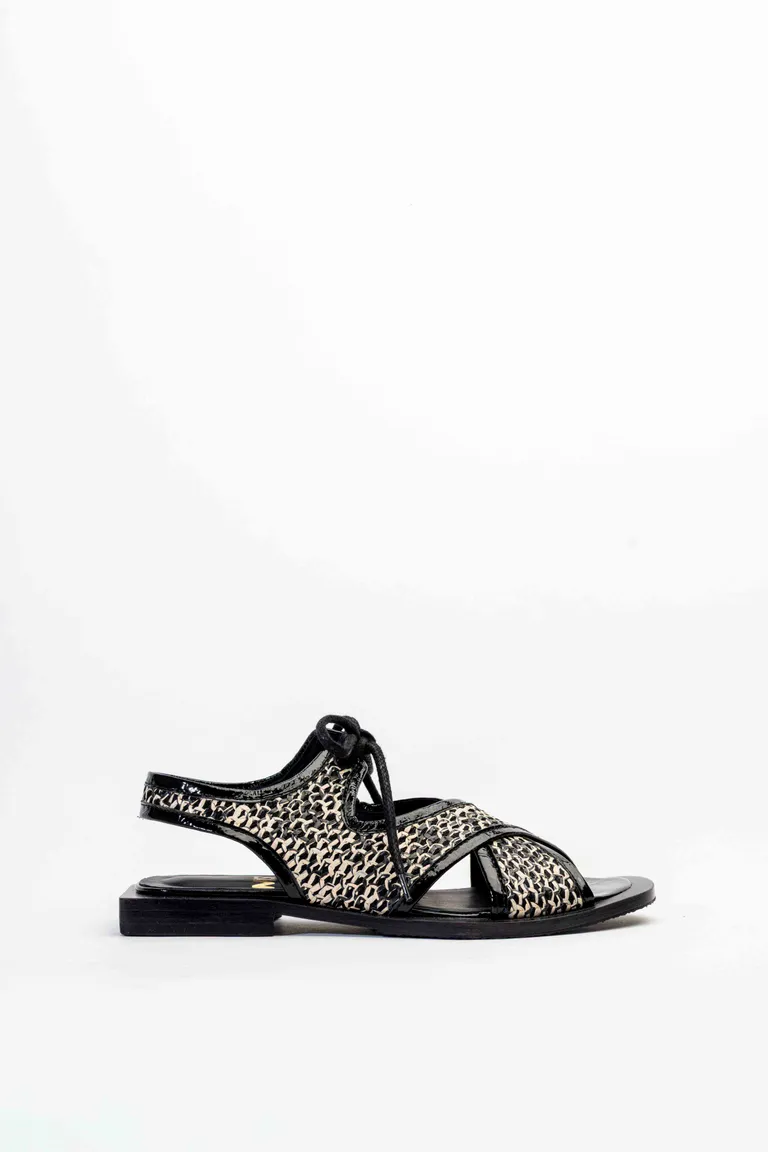 Sandalias planas de rafia trenzada con capellada cruzada y suela geométrica de Mishka en Sandalias para argentina