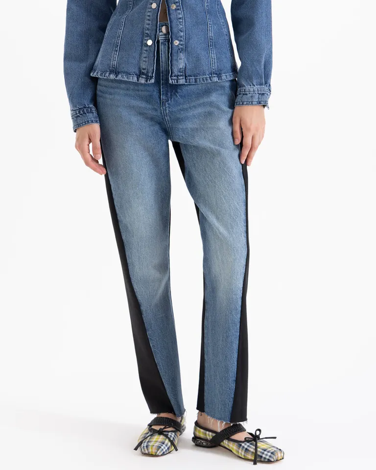 Pantalones rectos tiro medio con detalle de contraste lateral en pierna y diseño híbrido de texturas de Jazmin Chebar en Pantalones para argentina