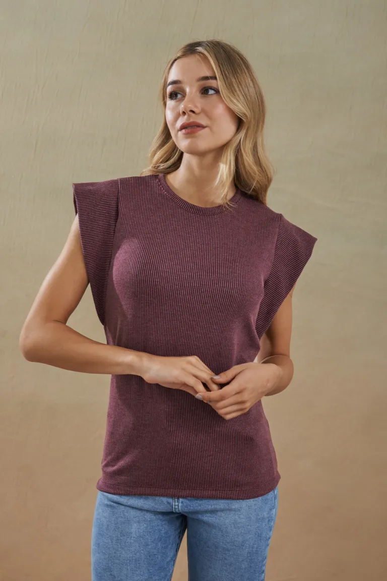 Remera de diseño contemporáneo en un elegante tono violeta para un look moderno y femenino de Apricot en Remeras para argentina