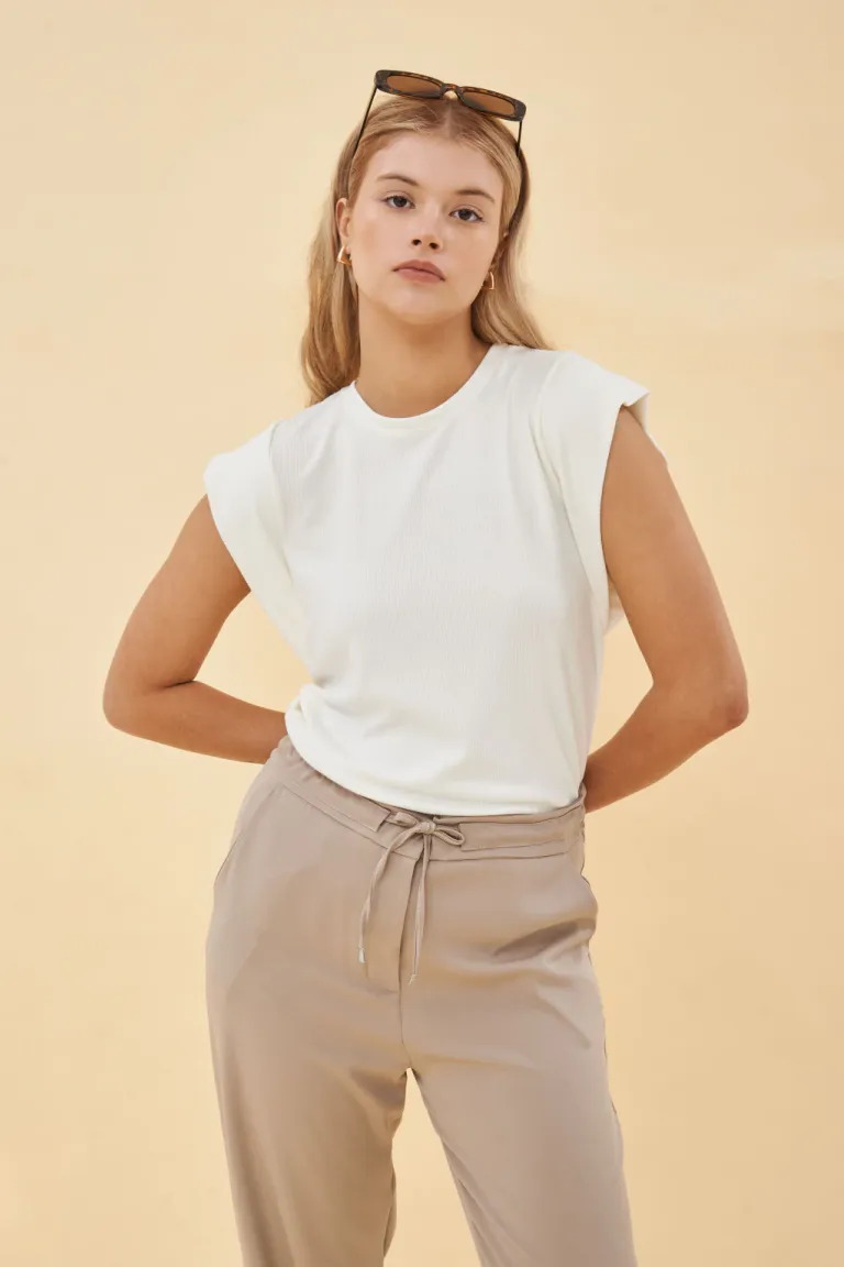 Remera de diseño contemporáneo en un elegante tono violeta para un look moderno y femenino de Apricot en Remeras para argentina