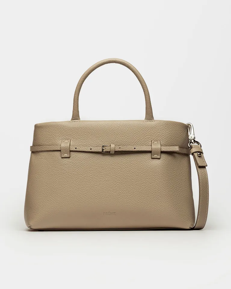 Cartera de mano bay en cuero graneado con diseño estructurado y clásico de Prüne en Bolsos y Carteras para argentina