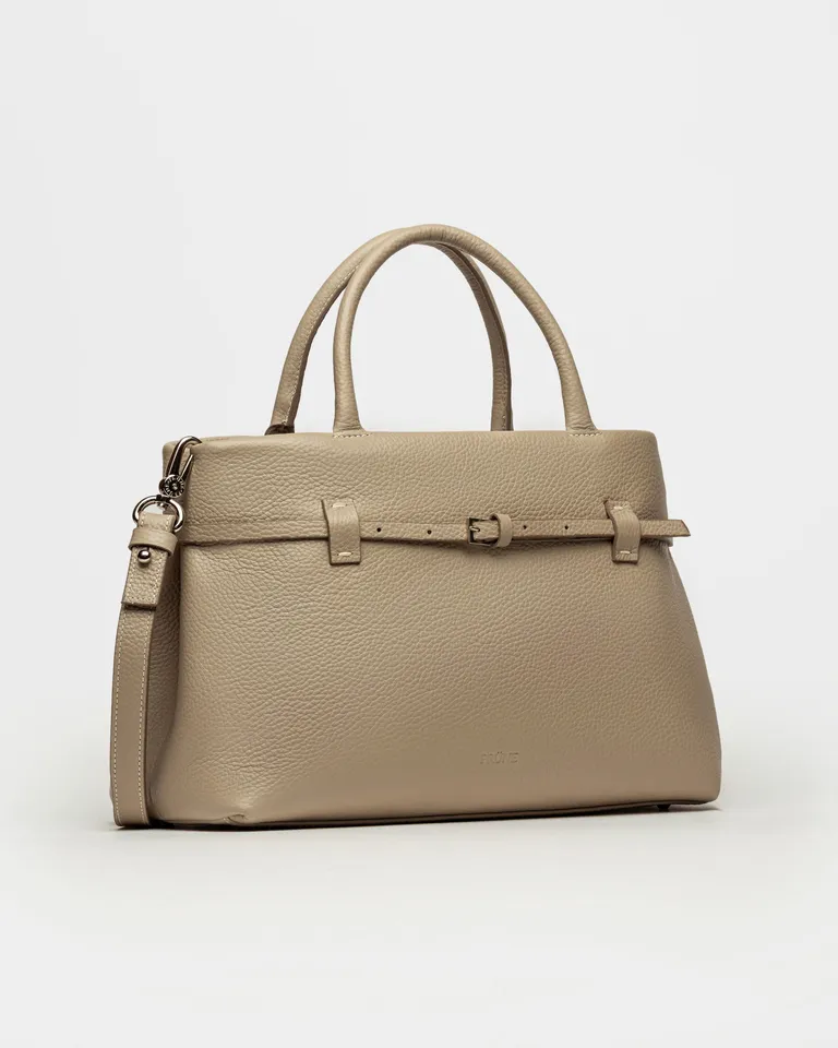 Cartera de mano bay en cuero graneado con diseño estructurado y clásico de Prüne en Bolsos y Carteras para argentina