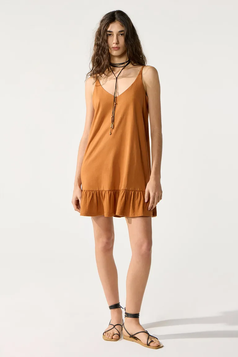 Vestido corto naranja con escote pronunciado y volado en el ruedo de Cuesta Blanca en Vestidos para argentina